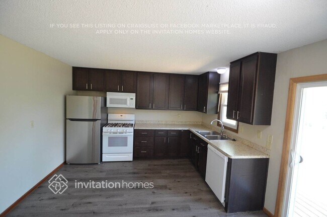 Foto del edificio - 13010 Deerwood Ln N