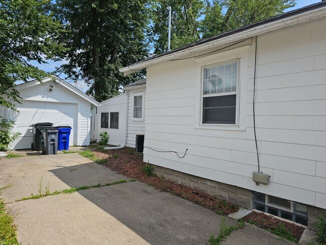 Building Photo - SE 2 bedroom 1 bath off Mt Vernon rd