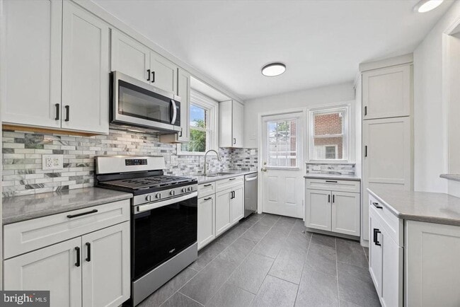 Building Photo - 609 Latham Dr