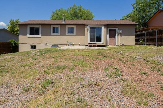 Building Photo - 2617 Montebello Dr W