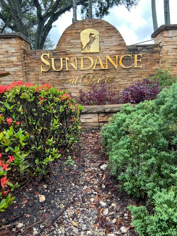 Foto principal - 2906 S University Dr