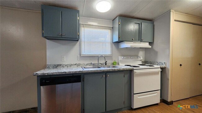 Building Photo - 590 Canal Ln