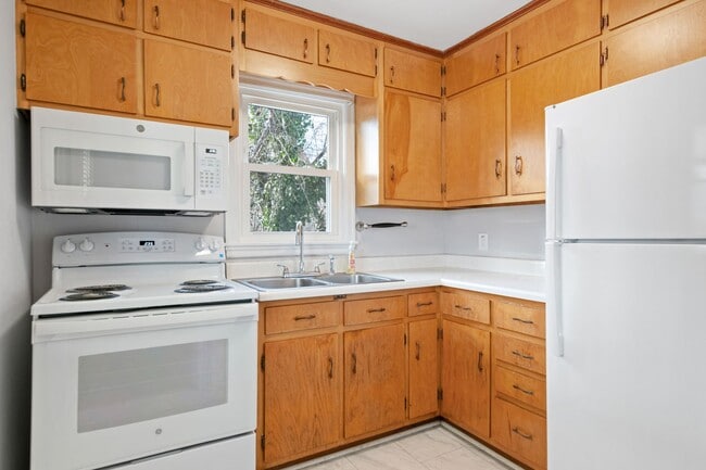 Foto del edificio - 2 Bed / 1 Bath Bungalow. Dog Friendly. Fenced Yard.