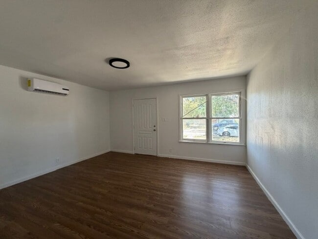 Building Photo - 1701 Islla Dr
