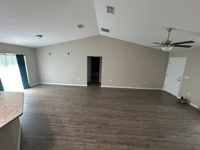 Foto del edificio - Rainbow Acres 3/2 Large Lot and Garage