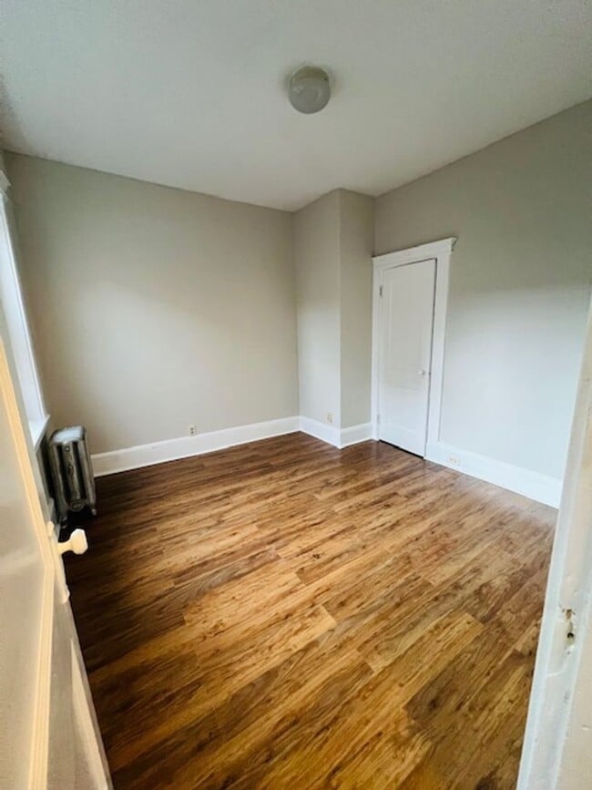 Building Photo - Charming 1 Bedroom-No Broker Fee