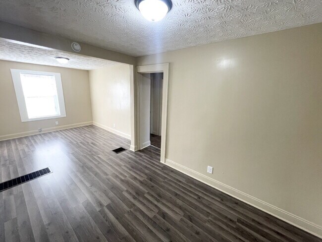 Foto del edificio - 3 Bedroom Home  with huge, 2-car garage/workshop combo (has electricity)