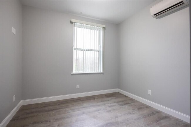 Foto del edificio - 6899 Post Rd