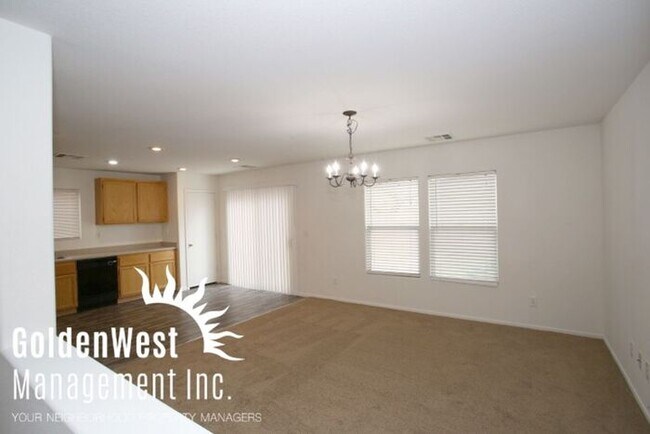 Building Photo - Beautiful Home with 3Bdm 2Ba located in Ce...