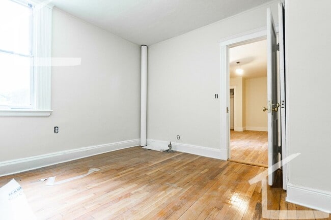 Building Photo - Awesome two bedroom