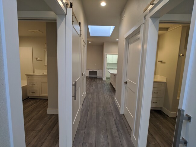 Building Photo - 2 bed 2 bath apartment in the heart of dow...