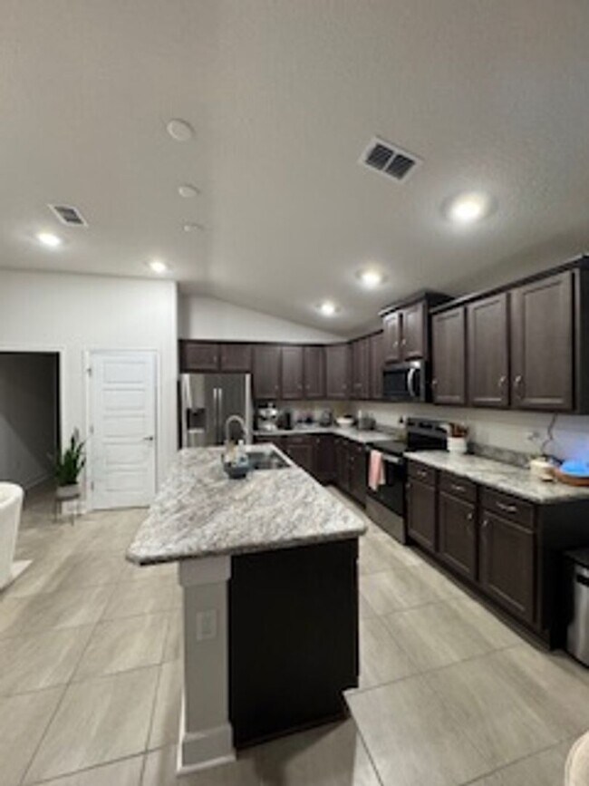 Foto del edificio - Beautiful 3/2/2 in Sawmill creek community! Lawn care included, water view, community pool...
