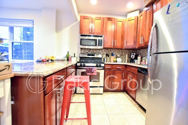 Foto del edificio - 25-44-44 Crescent St