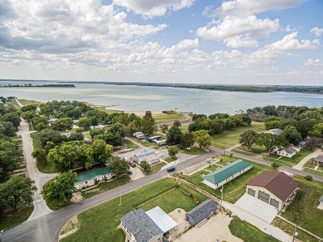 Building Photo - Walking distance to Milford Lake!