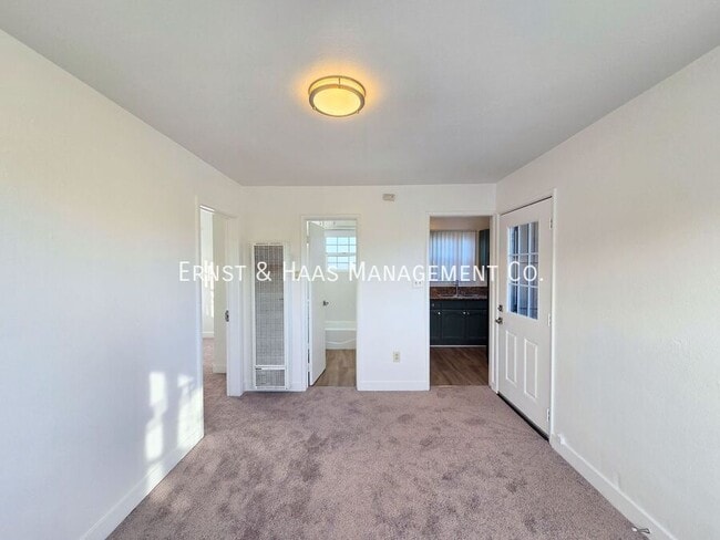 Foto del edificio - 244 1/2 E. 56th St.-