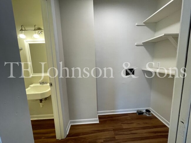 Building Photo - A Great Ardmore Townhouse Waiting For You!
