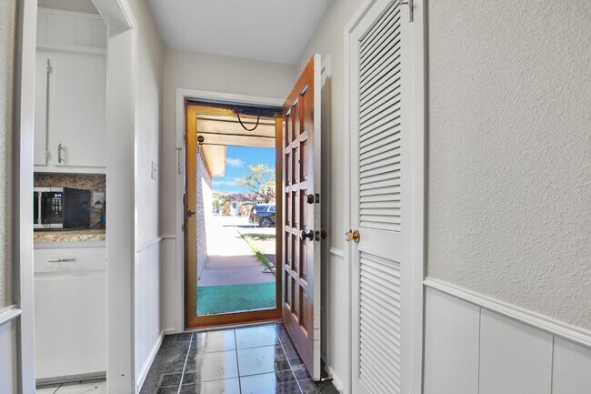 Foto del edificio - 5625 Amherst St