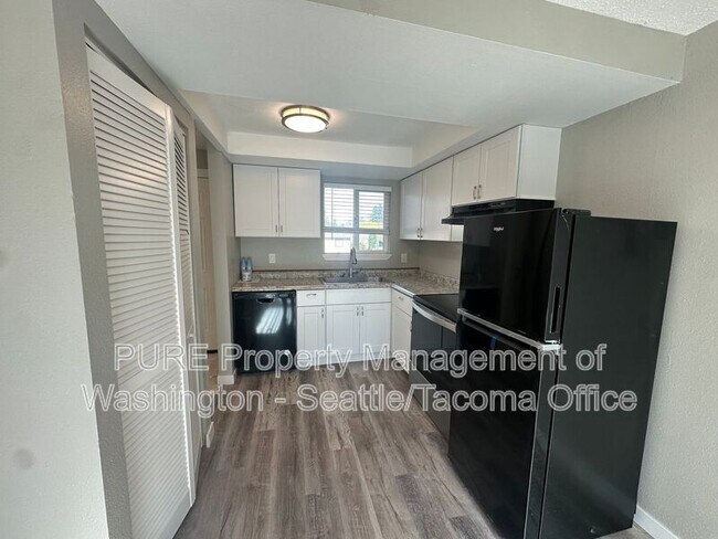 Building Photo - 4401 Saratoga Pl NE