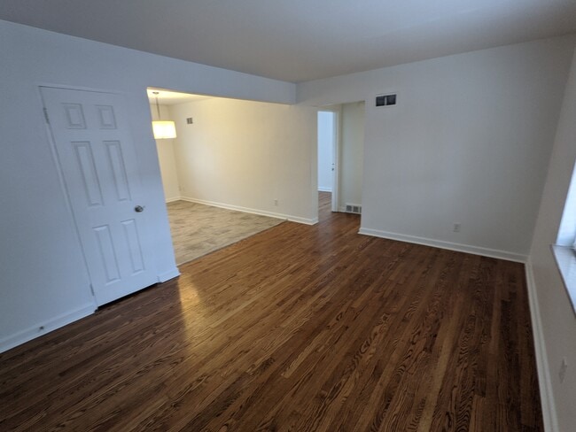Building Photo - 5820 Sunshine Dr