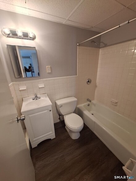 Foto del edificio - 217 Hollister Ave