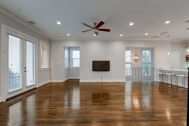 Foto del edificio - Beautiful 3 bedroom/3.5 bath Mediterranean...