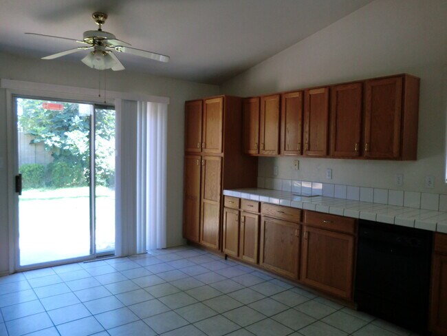 Foto del edificio - Silver Creek area. 4BD 2 BA. CLEAN,  NEWLY PAINTED