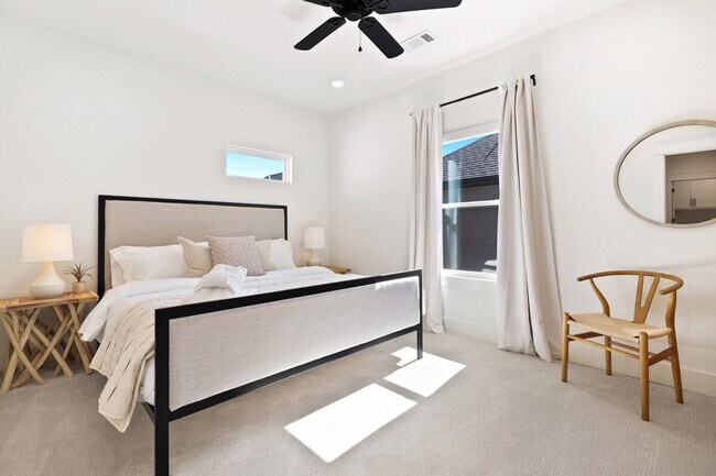 Building Photo - 112 NW Oz Vlg Dr