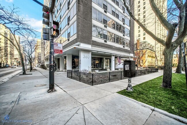 Foto del edificio - 360 W Wellington Ave