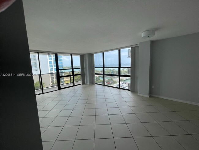 Foto del edificio - 600 NE 36th St