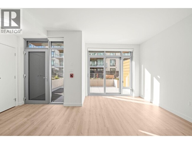 Building Photo - 755 Harbourside Dr