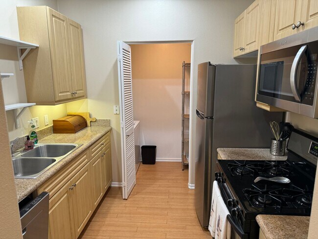 Building Photo - One Bed One Bath Penthouse Unit with View