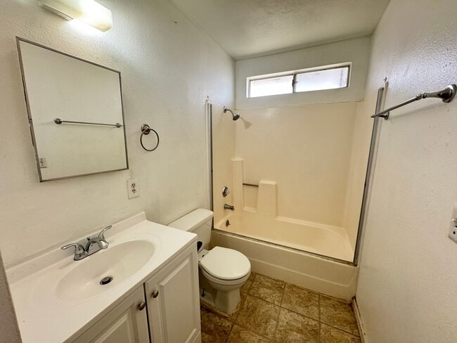 Building Photo - COM736