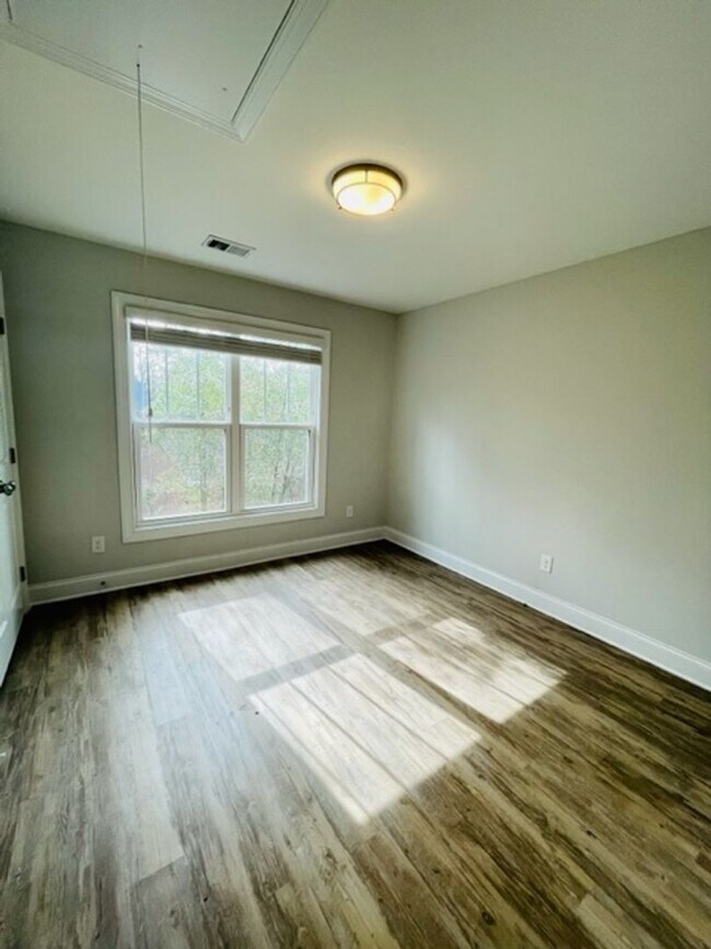 Building Photo - MOVE IN SPECIAL! Lovely End Unit in Oakhurst!