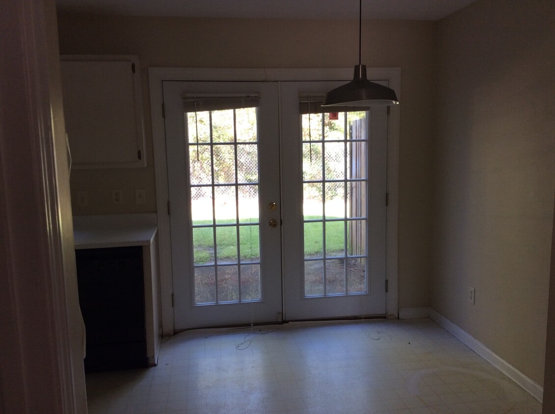 Building Photo - 1100 Pineland Ave
