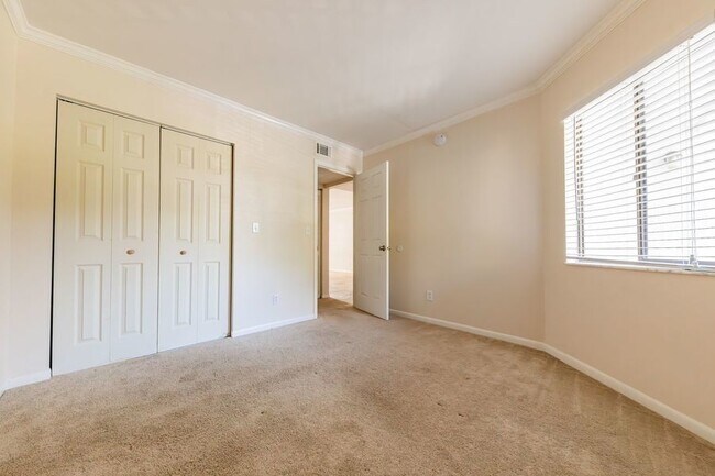 Building Photo - 2037 San Marcos Dr, Unit 221
