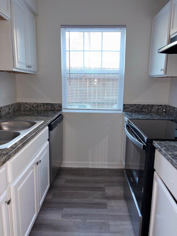 Foto del edificio - 4900 Central Dr