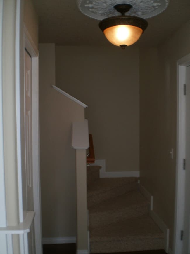 Building Photo - ~Elegant 3 bedroom with Bonus Family Room ...
