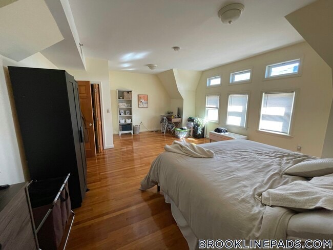 Building Photo - 1404 Beacon St
