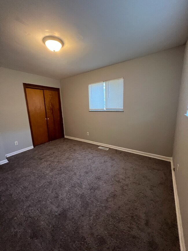 Bedroom - 1033 Windsor Rd