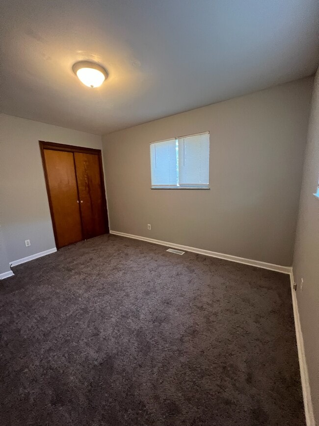 Bedroom - 1033 Windsor Rd