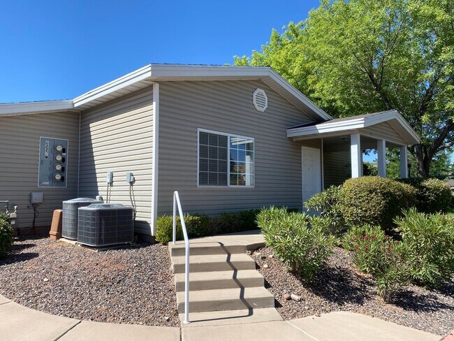 Building Photo - BEAUTIFUL 2 BEDROOM TOWNHOUSE IN HURRICANE!!!