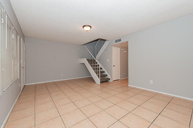 Building Photo - 4746 W Rose Ln
