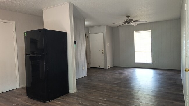 Building Photo - 2203 Crestwood Dr