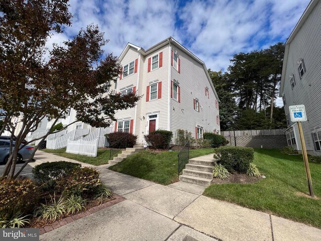 Building Photo - Beautiful 3 bedroom 2.5 bath townhouse/con...