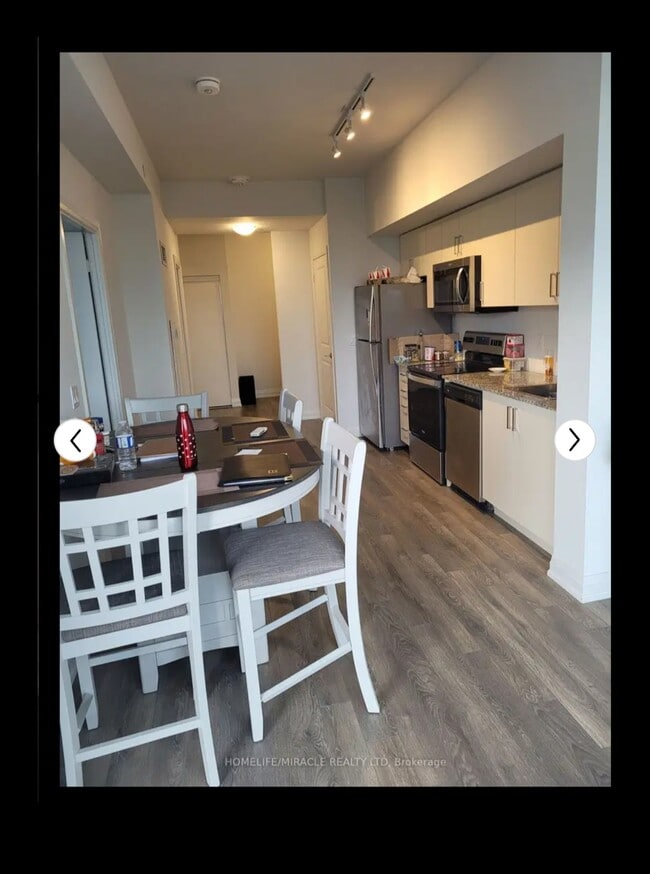 Building Photo - 10 Meadowglen Pl