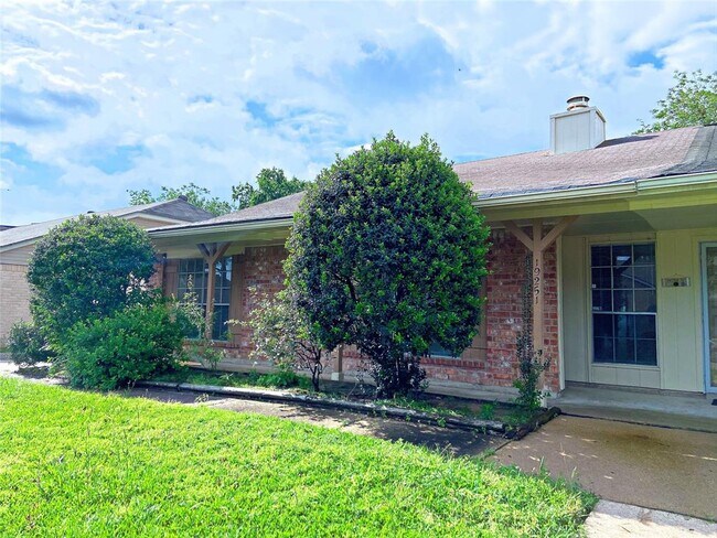 Building Photo - 19251 Hollowlog Dr