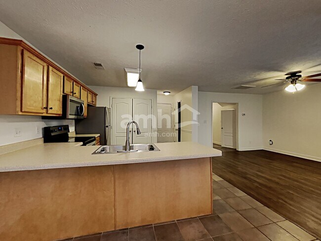 Foto del edificio - 1504 Beaconcrest Cir