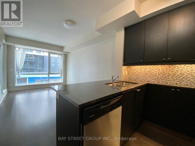 Photo du bâtiment - 8110-8110 Birchmount Rd