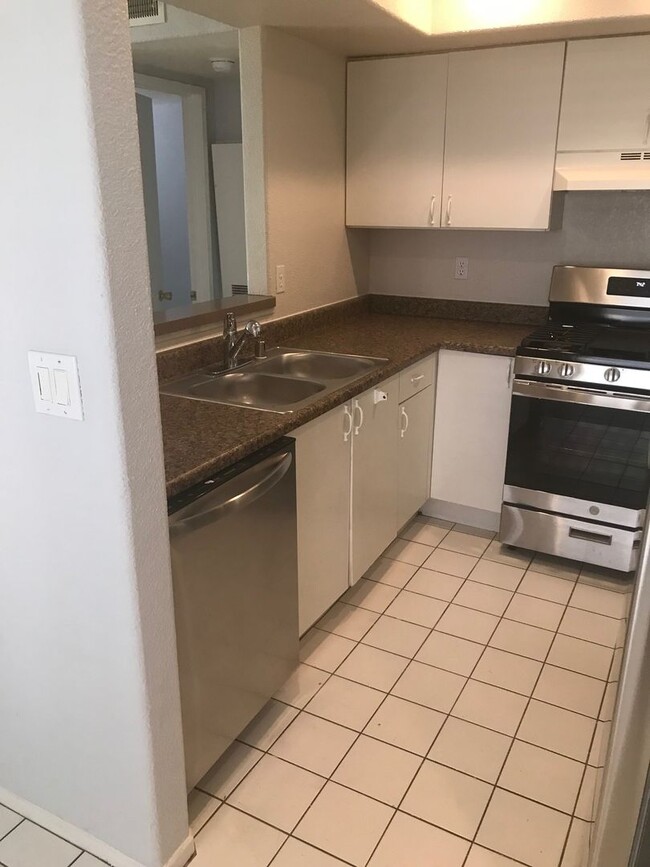 Building Photo - 2 Bedroom 2 bath condo with a den ready fo...