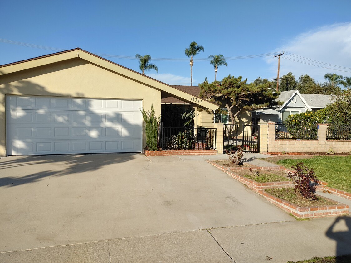 Primary Photo - 11311 Bluebell Ave